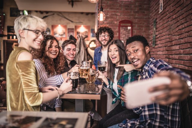 Il 50% dei Millennials considera il bere e il mangiare come una spesa essenziale