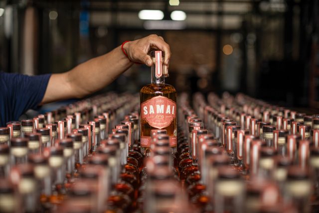 Come la distilleria Samai converte i bevitori cambogiani al rum